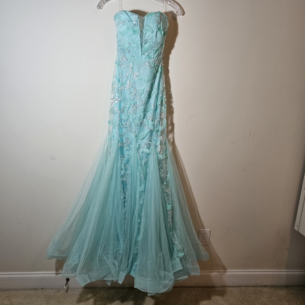 GORGEOUS MINT GREEN SIZE Small.  New with Tags